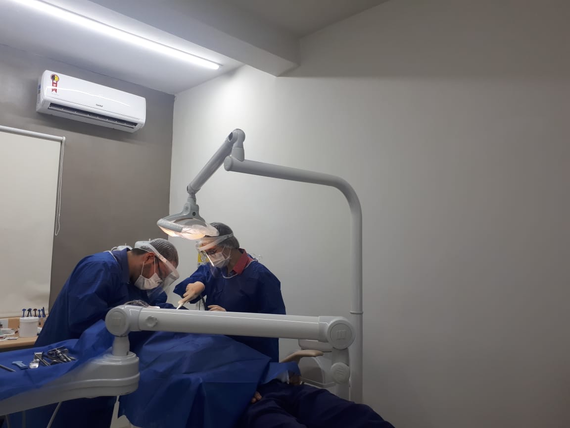 Foto tirada de um procedimento de cirurgia de implante na Invictta Odontologia